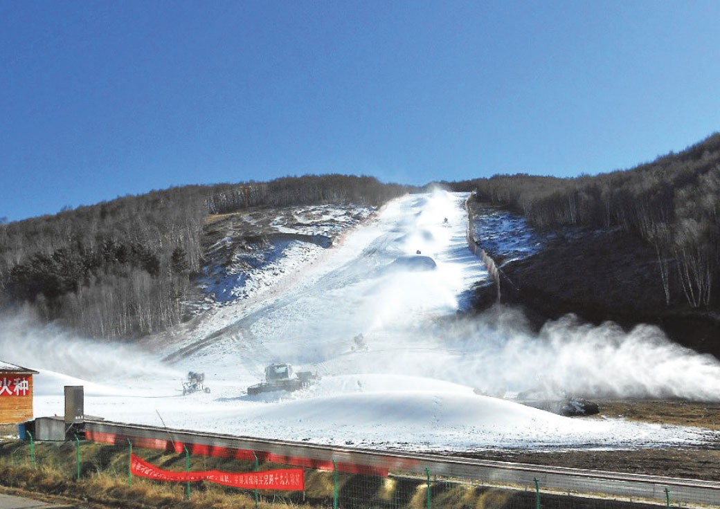 Maschinenschnee sichert Pisten und Weltcup