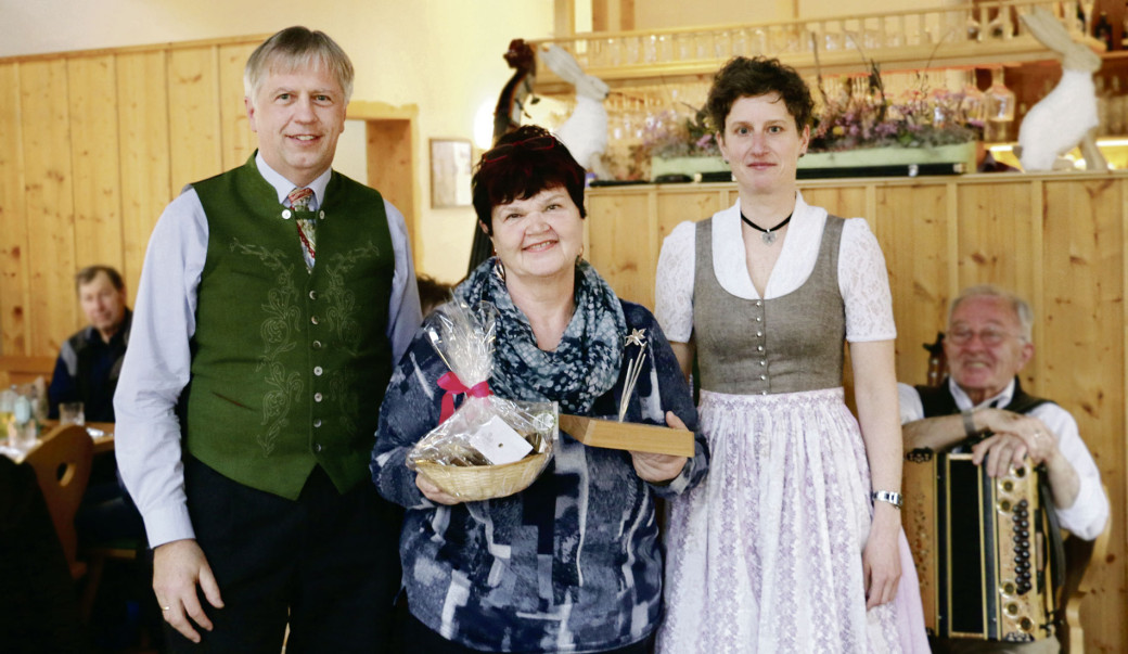 Margret Reinbacher (Mitte), Hüttenwirtin in der Gnanitzalm in Tauplitz, wurde von Franziska Miller-Aichholz, der Obfrau des Vereins zum Schutz und Erhalt  der Narzissenwiesen, und Rudolf Grill, dem Obmann des Narzissenfestvereins, mit der silbernen Narzisse ausgezeichnet.