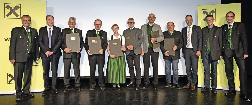 V. l.: Dir. Manfred Kirchsteiger, Generaldirektor Martin Schaller, Rudolf Pollhammer, Sepp Ahornegger, Aloisia Jäger-Ehrenböck, Alois Eckmann, Harald Kollmann, Peter Pöllinger, Verbandsdirektor Peter Weissl, Wolfgang Schlögl, Dir. Karl-Hans Mayr