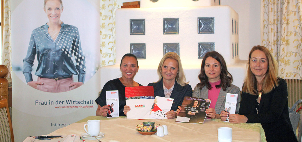 V. l.: Sarah May Stangl-Feliciano, Bezirksvorsitzende-Stellvertreterin von „Frau in der Wirtschaft“ Ennstal/Salzkammergut, Gabriele Lechner, Vizepräsidentin der WK Steiermark und Vorsitzende von „Frau in der Wirtschaft“ , Dina Lesjak, Bezirksvorsitzende von „Frau in der Wirtschaft“ und Elke Jantscher-Schwarz, Landesgeschäftsführerin von „Frau in der Wirtschaft“ beim Pressegespräch.