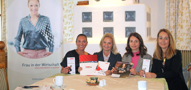 V. l.: Sarah May Stangl-Feliciano, Bezirksvorsitzende-Stellvertreterin von „Frau in der Wirtschaft“ Ennstal/Salzkammergut, Gabriele Lechner, Vizepräsidentin der WK Steiermark und Vorsitzende von „Frau in der Wirtschaft“ , Dina Lesjak, Bezirksvorsitzende von „Frau in der Wirtschaft“ und Elke Jantscher-Schwarz, Landesgeschäftsführerin von „Frau in der Wirtschaft“ beim Pressegespräch.