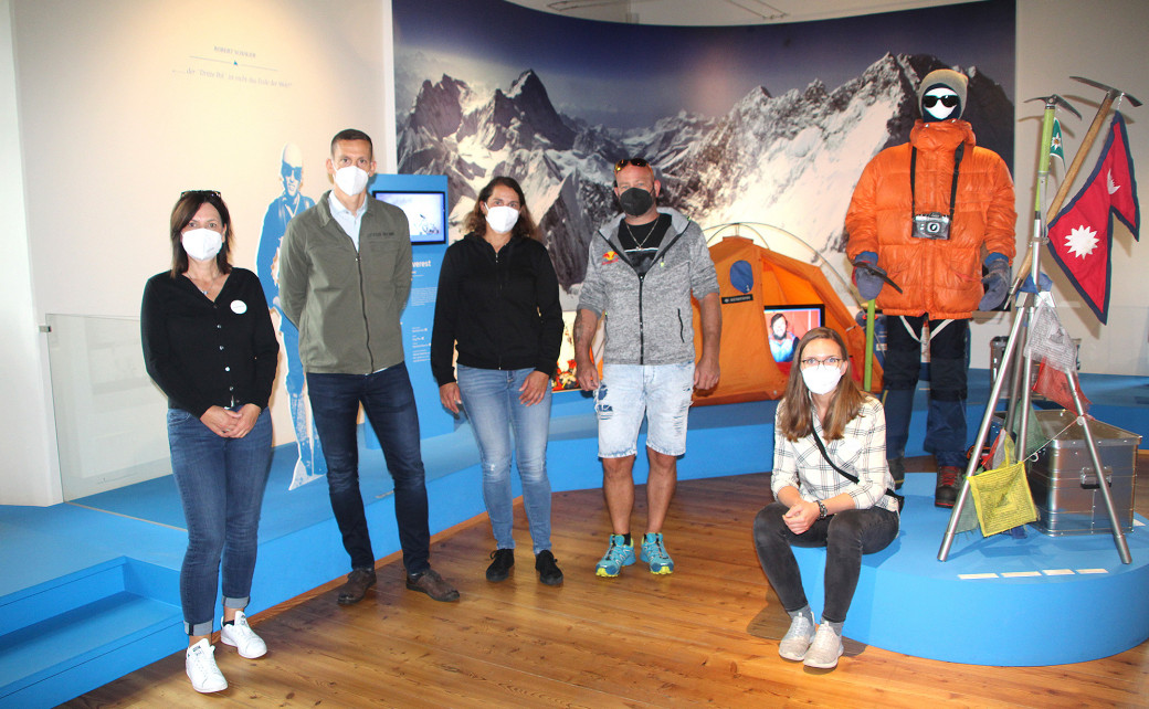 Besucher im Mount-Everest-Raum der Sonderausstellung. Das Tragen einer Maske sei keine Pflicht, sondern nur eine Empfehlung, an die sich aber erfreulicherweise fast alle halten würden, berichtet Museumsleiterin Katharina Krenn.