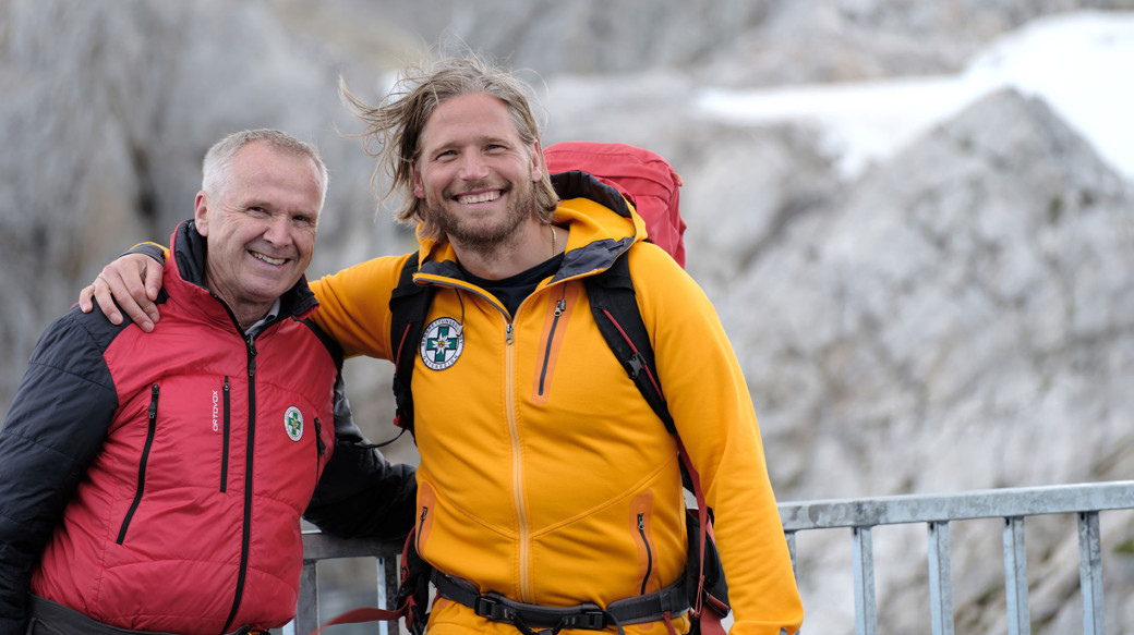 Zwei, die sich schätzen, mögen und aufeinander verlassen können: der reale Bergretter Heri Eisl (li.) und der fiktive Bergretter Markus Kofler, dargestellt von Sebastian Ströbel.