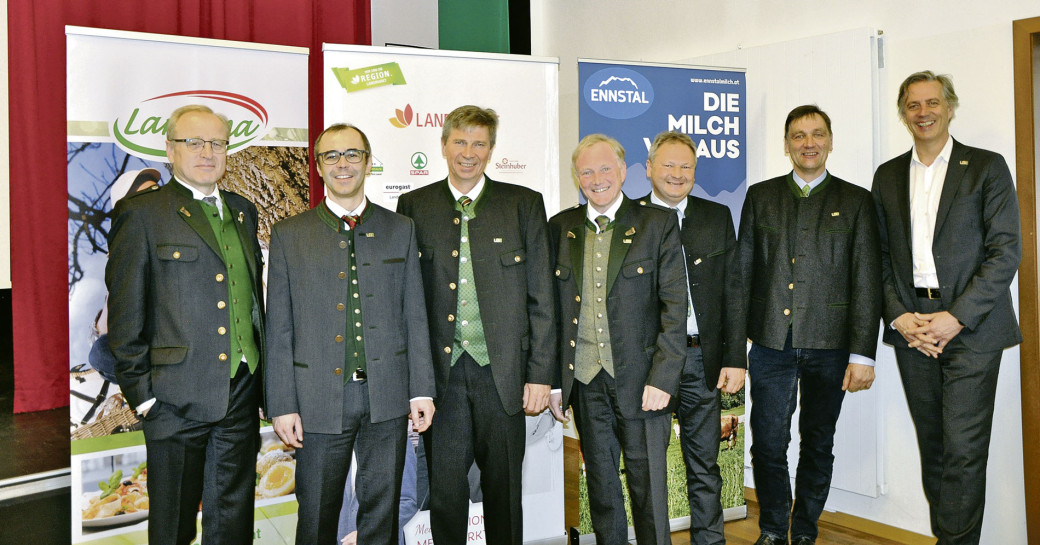 V. l.: Landmarkt-Geschäftsführer Johannes Pauritsch, Landena-Gruppe-Geschäftsführer Martin Würfel, Aufsichtsratsvorsitzender Andreas Radlingmaier, Vorstandsvorsitzender Markus Gerharter, Aufsichtsratsvorsitzender-Stellvertreter Klaus Stenitzer, Aufsichtsratsvorsitzender Peter Neuper und Ennstal-Milch-Geschäftsführer Harald Steinlechner.