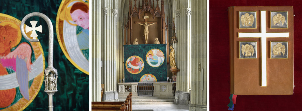 Das zum Teil hochgezogene Fastentuch bei der Probehängung in der Stiftskirche Admont, der Abtsstab mit Fastentuch und ein Lektionarseinband