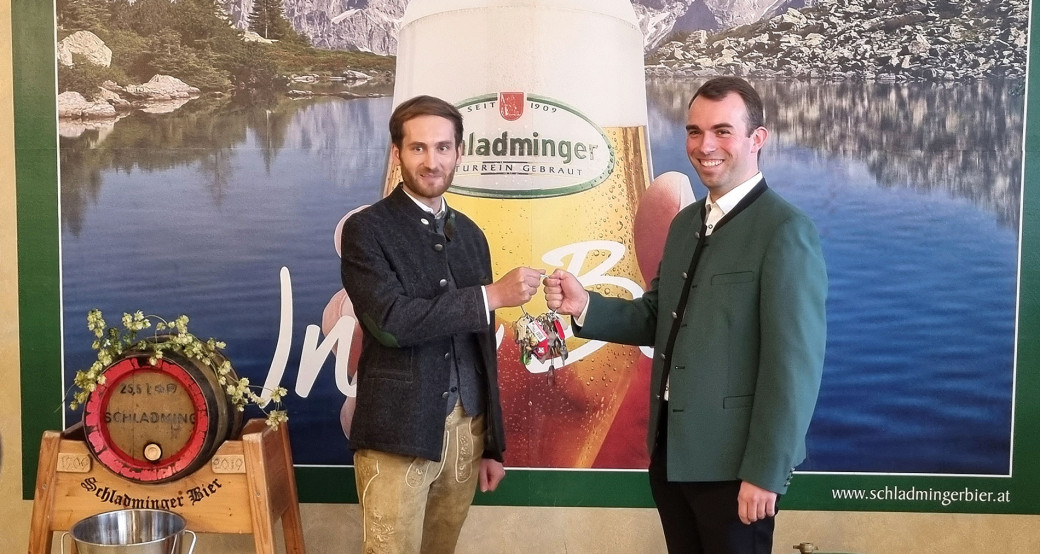 V. l.: Christian Stocker übergibt die Schlüssel der Brauerei Schladming an den neuen Braumeister Michael Hehenberger 