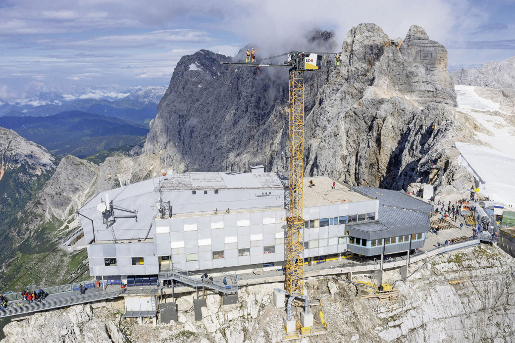 In einzelne Module zerlegt wurde der Liebherr-Kran bereits Ende Juli zur Bergstation der Dachstein-Gletscherbahn geflogen.
