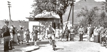 Unser Foto aus dem Jahr 1952 zeigt einen Teilnehmer eines solchen Rennens, der aus der Siedlungsstraße kommend in die Ausseer Straße einbiegt. Im Hintergrund ist die Trafik Lemmerer zu sehen. 