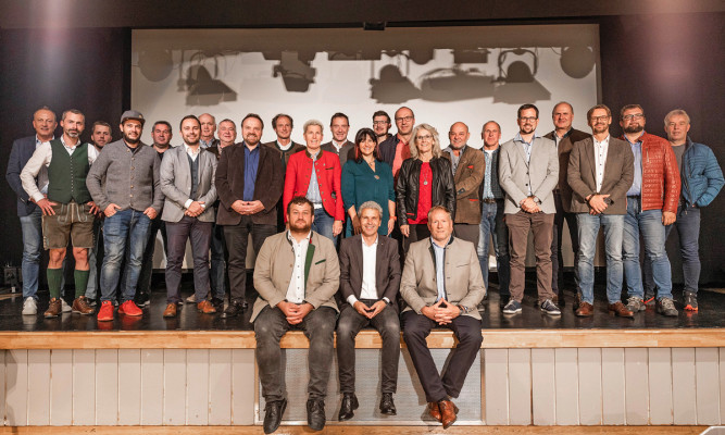 Im Tourismusverband Gesäuse bilden Friedrich Kaltenbrunner, Ulrich Matlschweiger und Peter Überbacher (vorne Mitte bzw. l. und r.) den neuen Vorstand.