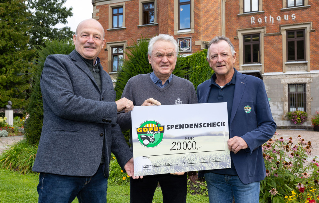 V. l.: Schladmings Bürgermeister Hermann Trinker mit Torwartlegende Sepp Maier und Gofus-Vorstandsmitglied Franz Zefferer