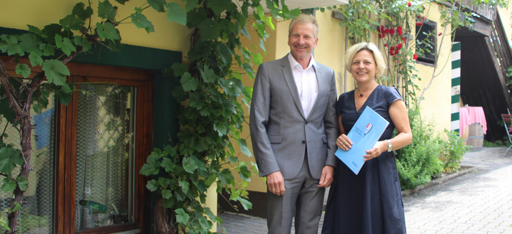 Generalsekretärin Evelyn Bauer mit  Regionaldirektor Heinz Walcher.