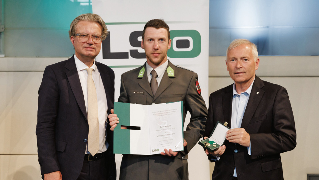 Biathlet David Komatz (Mitte) aus Aigen im Ennstal mit Sportlandesrat Christopher Drexler (l.) und ASVÖ-Präsident Christian Purrer.