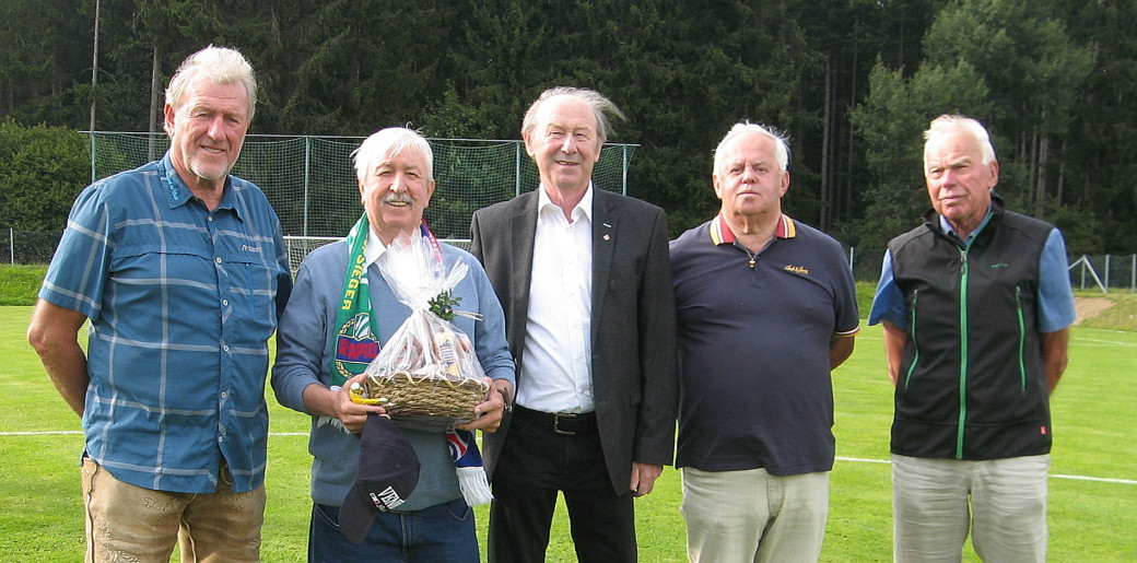 Der Vorstand der Ennstaler Dorfmeisterschaft und Schiedsrichter-Obmann Rupert Sallegger ehrten Hans Radauer (2. v. l.).