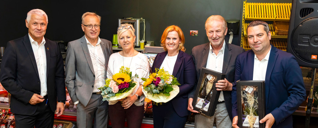 Spar-Landmarkt Bereichsleiter Klaus Zlatnik und Landmarkt-Geschäftsführer Johannes Pauritsch mit Sigrid, Waltraud, Harald und Harry Scherz bei der Eröffnung des modernisierten Marktes in Wörschach (v. l.).