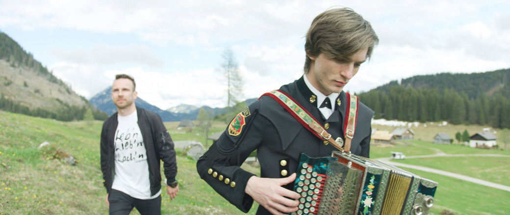 V. l.: Rapper „Train D-Lay“ und Tobias Kaindlhofer auf der  Hinteregger Alm.