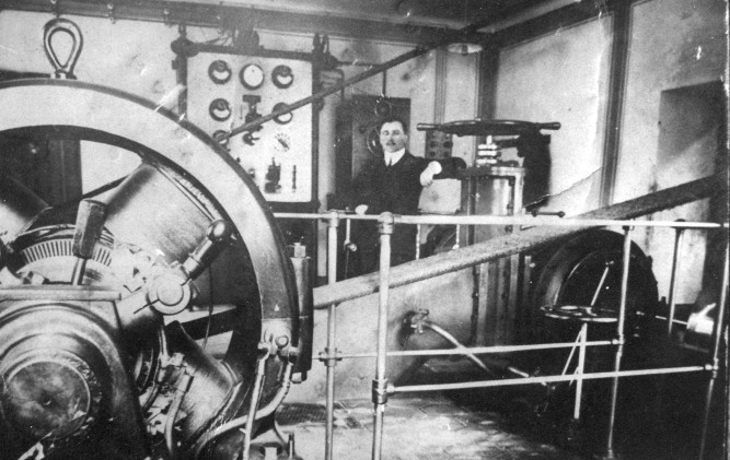 Das E-Werk mit Besitzer Johann Oberaigner (ca. 1930)
