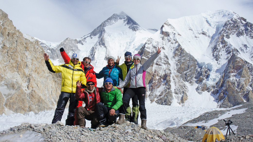 Die Expedition um Gerfried Göschl (l.) im Basislager.