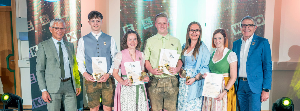 Mit Sternen bedacht: Die Ennstal Milch KG und ihre erfolgreichen Lehrabsolventen Noél Fessler, (2. v. l.), Marie Sturm (3. v. l.) und Dominik Schüßler (4. v. l.).