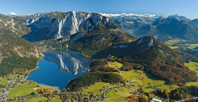 Der Altausseer Sees mit Spiegelung seines mächtigen Wächters, der steil abfallenden Trisselwand.