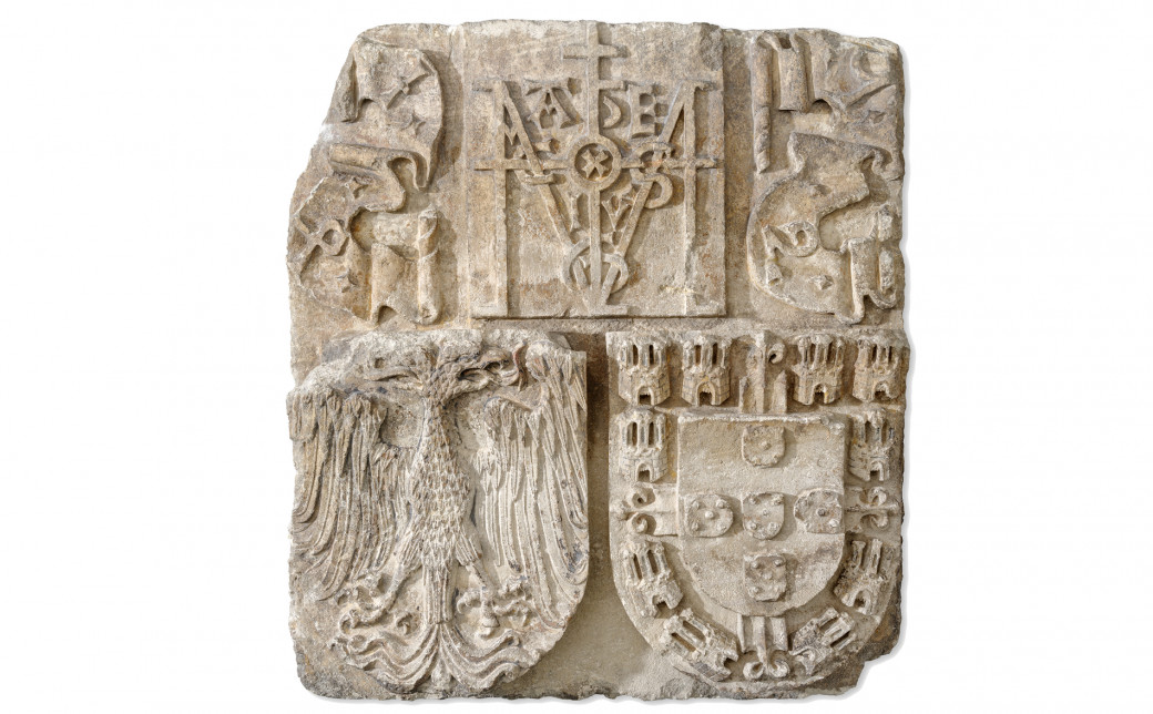 Stein aus dem 1854 abgetragenen Westflügel der Grazer Burg, der u. a. das Wappen Friedrichs III. und Eleonores von Portugal zeigt.
