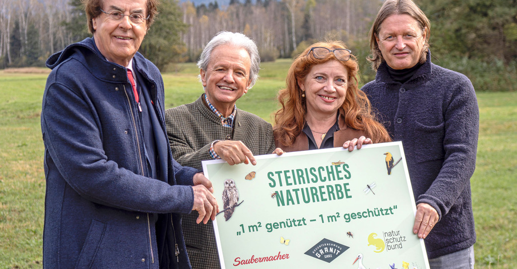 V. l.: Über die Naturschutzfläche von Hans Roth und Günther Lederhaas freuen sich Bürgermeisterin Andrea Heinrich und Johannes Gepp,  Präsident des Steirischen Naturschutzbunds.