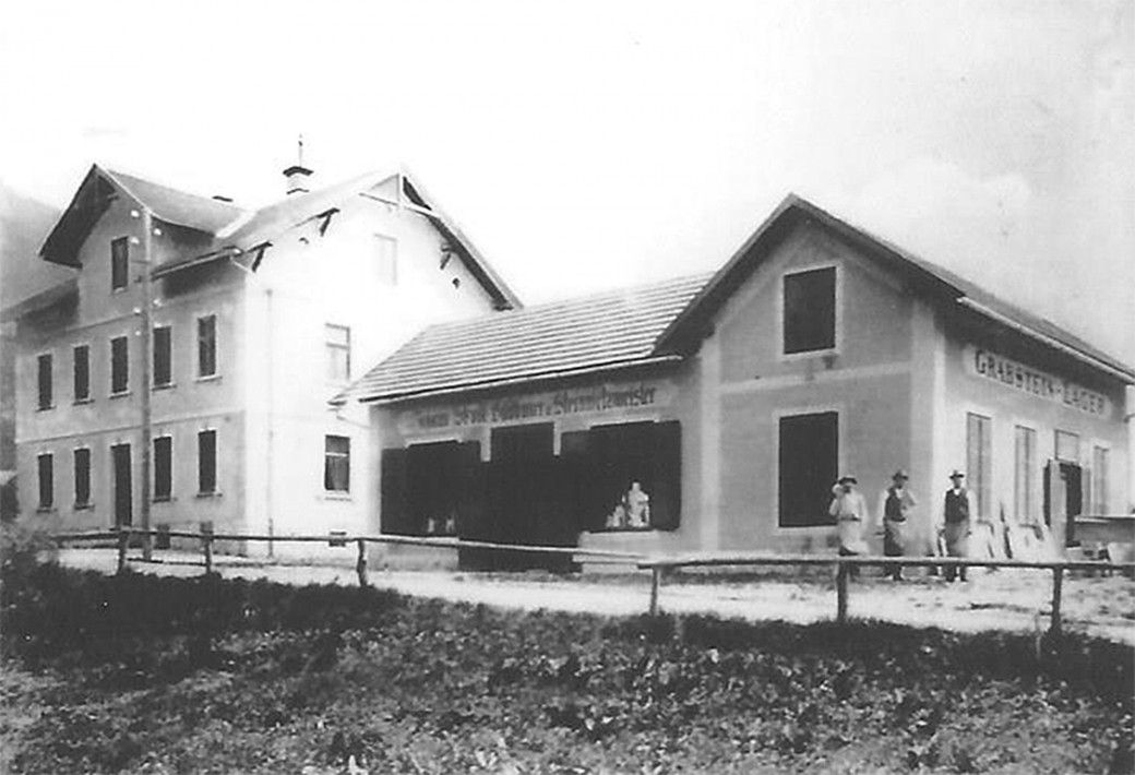 Die Betriebsstätte in der Stainacher Gymnasiumgasse um das Jahr 1908.