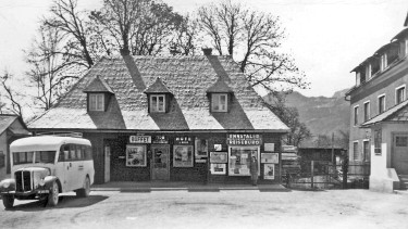 Das Autobuswartehaus am Liezener Hauptplatz im Jahr 1948