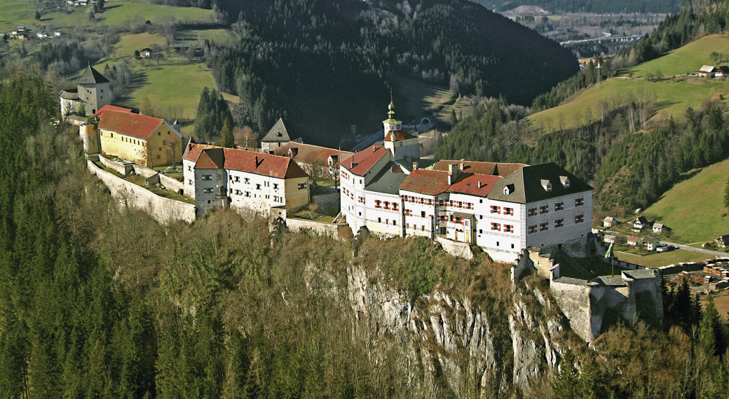 Oldtimer auf Burg Strechau – Ein Stück Automobilgeschichte
