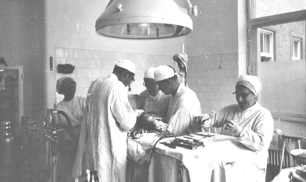 Diese in der Sonderausstellung „Heilkunst“ zu sehende Aufnahme aus den 1950ern zeigt eine Gallenblasenoperation im Krankenhaus Rottenmann.
