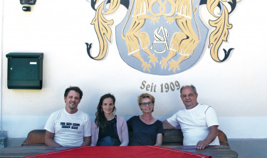 Die vierte – Sigrid und Alfred Schmid  – und fünfte – Sohn Florian mit Lebensgefährtin – Generation vor der Bäckerei in Hall.