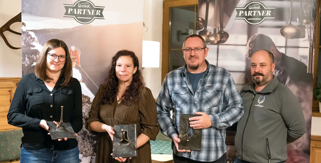Die Gewinner 2023: Kathrin Stock (3. Rang, Xeis NeSt), Yvonne Stecher (1. Platz, Schafwollflocken, Fornerhof) Wolfgang Windhager und Michael Weidinger (2. Rang, Active Fishing River House)