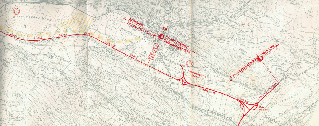 Bereits in den 70er- und 80er-Jahren wurde heftig über unterschiedlichste Varianten diskutiert und schon damals waren die  Wirtschaftstreibenden und ein Großteil der Bewohner gegen eine geplante Umfahrung. Die abgebildete Planung aus dem Jahr 1978  zeigt die damals präsentierte Variante der S8 (Ennsnahe Trasse).