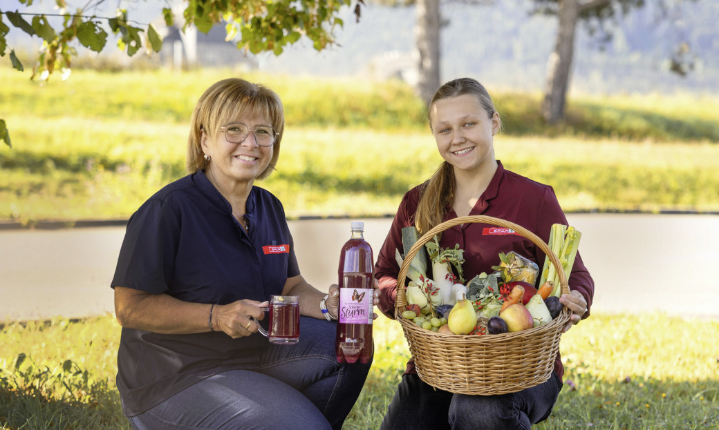 Manuela, Marktleiterin, und Pia, Lehrling,  im Landmarkt Spar Bad Mitterndorf.