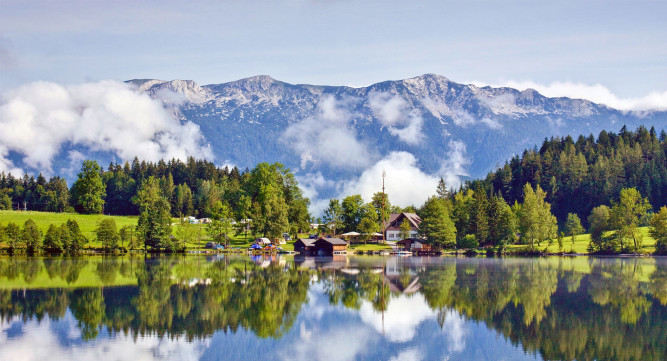Der kleine Voralpensee ist ein Ort zum Durchatmen und die Seele baumeln lassen. Mit bis zu 25 Grad Wassertemperatur im Sommer gilt er als einer der wärmsten Bergseen Österreichs.