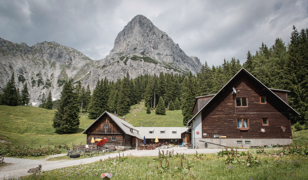 Die Oberst Klinkehütte in der westlichen Reichensteingruppe ist über die Kaiserau erreichbar.