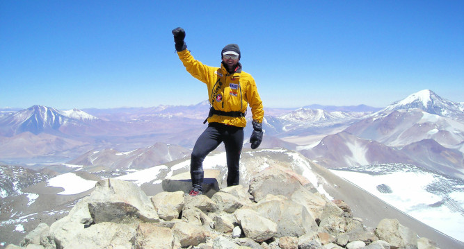 Im Februar 2007 am Gipfel des Ojos del Salado. Mit einer Höhe von 6.893 m ist der Ojos der höchste aktive Vulkan der Erde, der höchste Gipfel in Chile und der zweithöchste Gipfel Südamerikas.