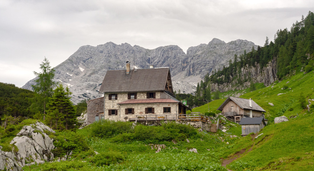 Die Pühringerhütte im Toten Gebirge,, eine von mehr als 230 Hütten des Österreichischen Alpenvereins.