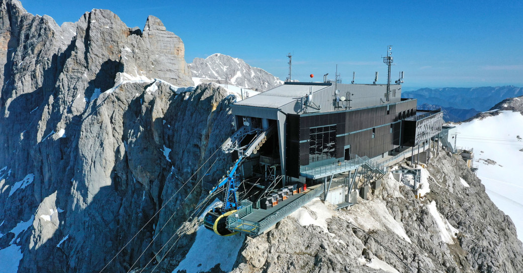 Die Dachstein-Bergstation wurde unter dem Motto „Energiekristall“ rundumerneuert, wobei der Fokus auf die Photovoltaik-Verkleidung an der Ost-, West- und Südseite gelegt wurde, die bis zu 80 Prozent der benötigten Energie für die Bergstation liefern soll.