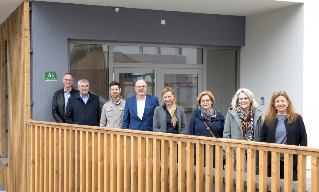 V. l.: Egon Gojer, Liezens 2. Vizebürgermeister, Wolfram Sacherer, Vorstand der Wohnbaugruppe Ennstal, Finanzreferent Stefan Wasmer, ÖGK-Landesstellenausschussvorsitzender Josef Harb, Gesundheitslandesrätin Juliane Bogner-Strauß, Kinderärztin Anna Trinkl, Bürgermeisterin Roswitha Glashüttner und Andrea Heinrich, 1. Vizebürgermeisterin der Stadtgemeinde, vor dem Eingang der noch künftigen Kinderambulanz.