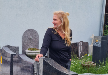 Wenn das Ende gut werden soll – Grabgestaltung in weiblicher Hand